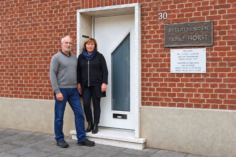 Dörte und Franz-Josef Horst vor dem Eingang unseres Bestattungshauses an der Katharinenstraße 30 in Gescher