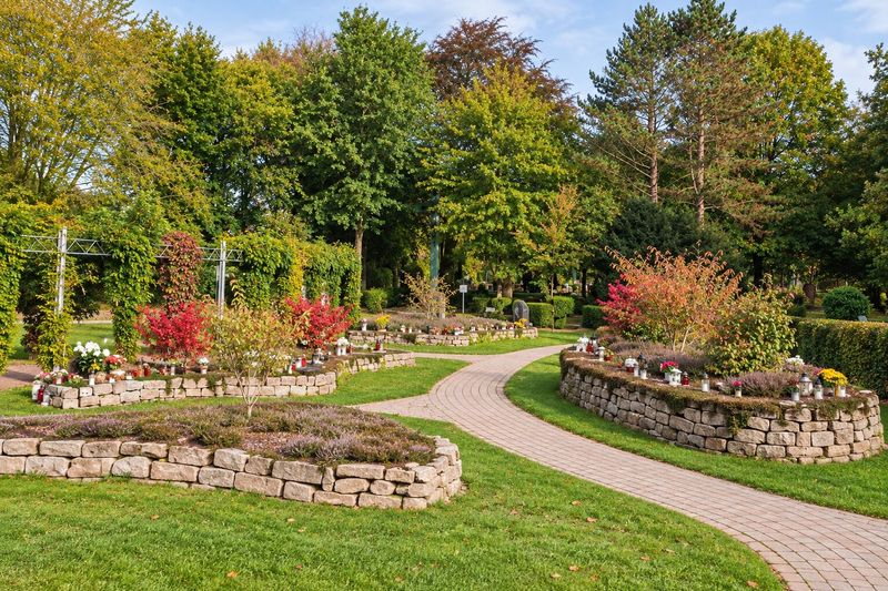 Urnengräber in bepflanzten Hochbeeten auf dem Friedhof in Gescher.